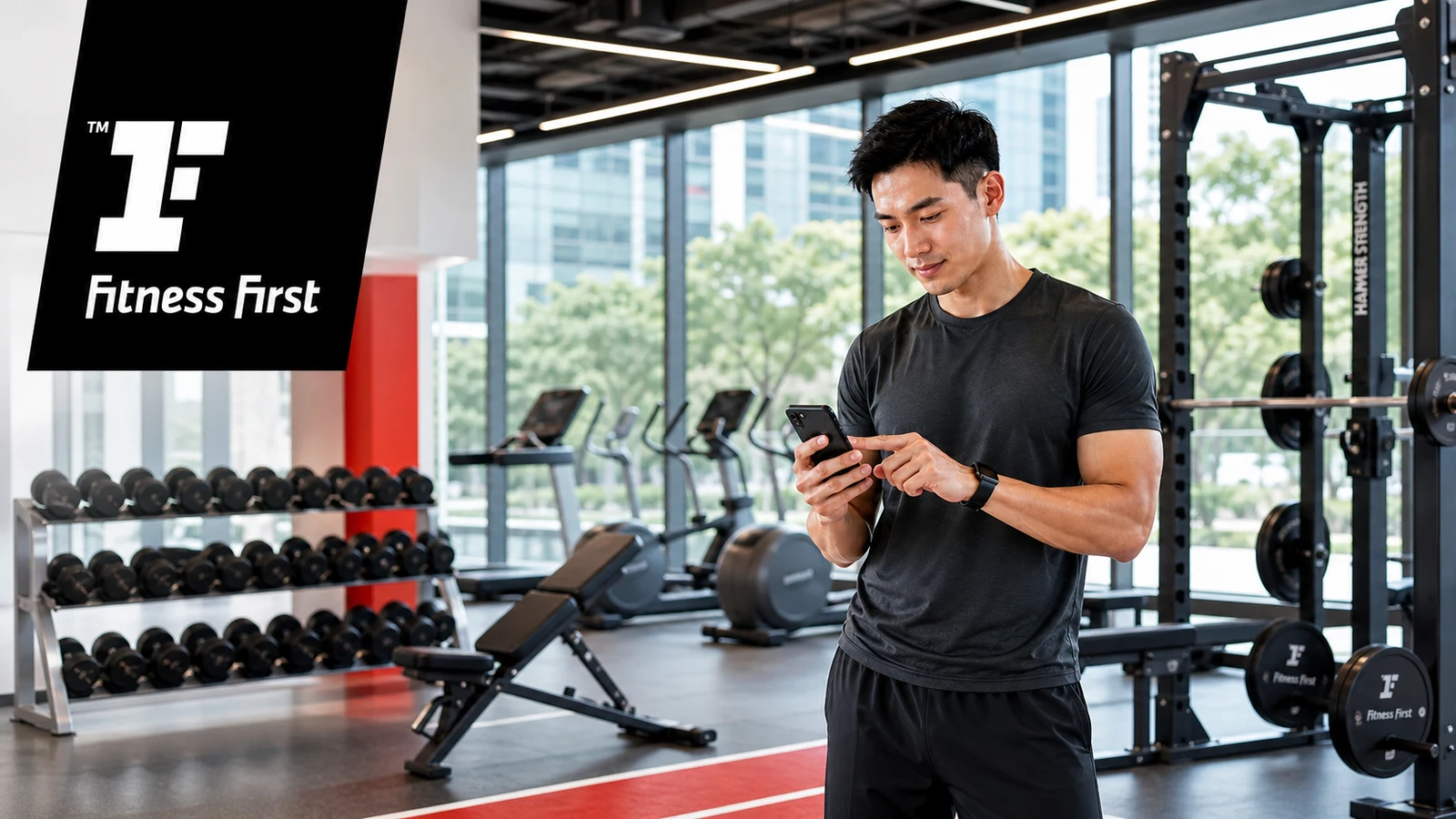 ภาพประกอบรีวิวราคา Fitness First พร้อมโลโก้ทางการและผู้ชายกำลังเปรียบเทียบสมาชิกในยิม