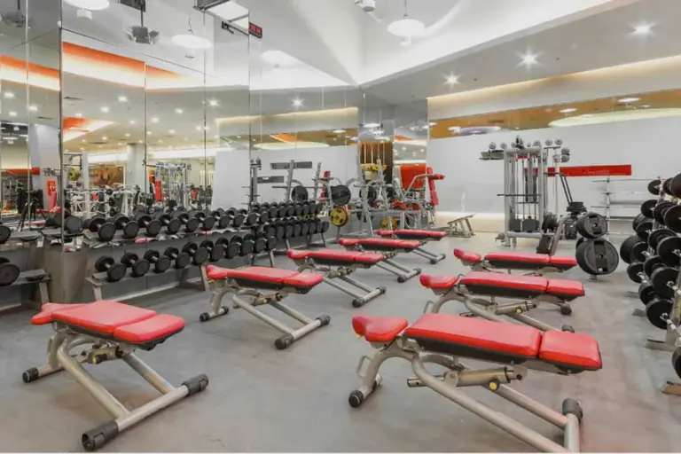 พื้นที่เวทภายใน Fitness First CentralPlaza Grand Rama 9 จากหน้าสาขาทางการ