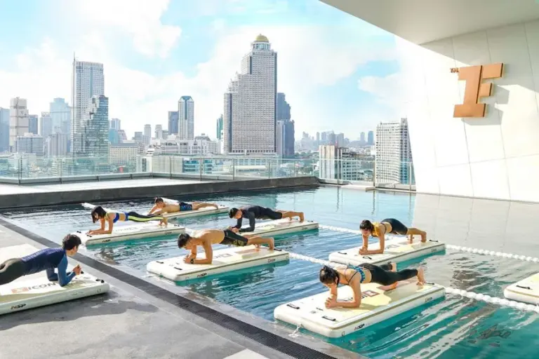 พื้นที่ออกกำลังกายริมสระของ Fitness First Club ICON จากหน้าสาขาทางการ