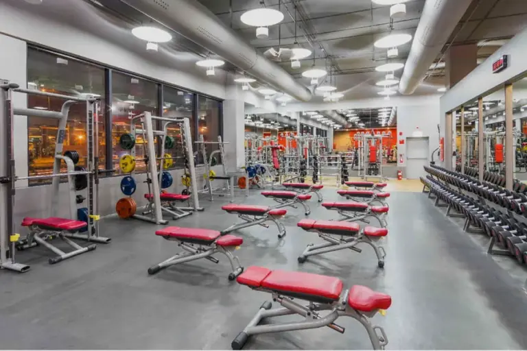 พื้นที่เวทภายใน Fitness First Mega Bangna จากหน้าสาขาทางการ