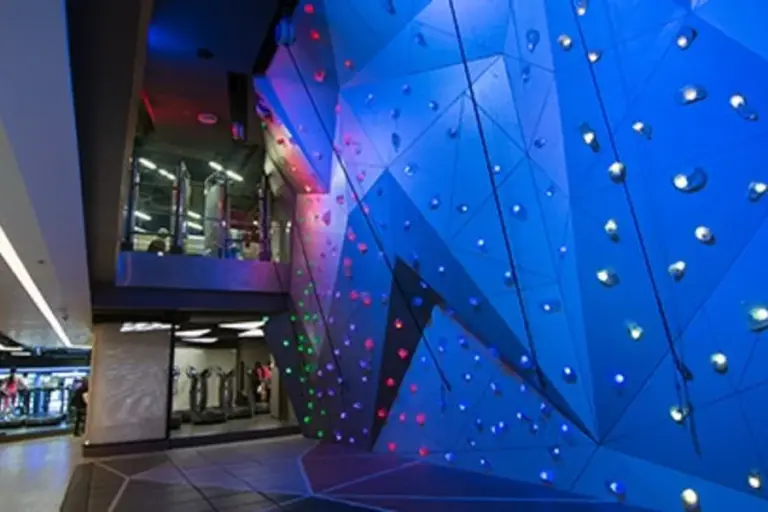 ผาจำลองภายใน Virgin Active เอ็มไพร์ ทาวเวอร์ จากหน้าสาขาทางการ