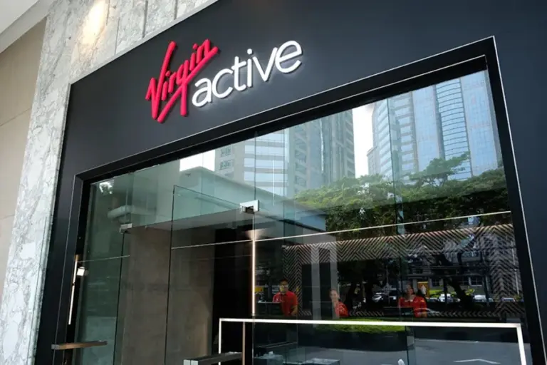 ทางเข้า Virgin Active 208 ถนนวิทยุ จากหน้าสาขาทางการ