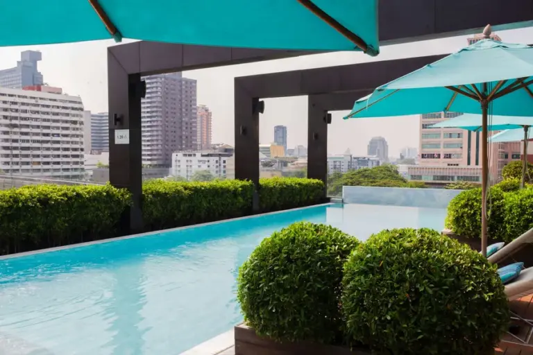 สระว่ายน้ำของ WE Fitness VIE Hotel Ratchathewi จากหน้าสาขาทางการ